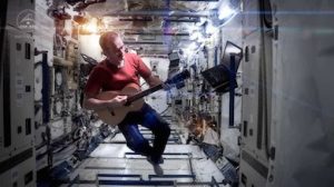 La chanson merveilleuse de David Bowie, Space Oddity, dans un cadre original, chanté par Chris Hadfield dans une station spatiale. Un mariage idéal entre l'art et la science. Comme si il pouvait être quelque chose d'encore plus beau ?...